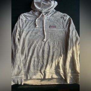 woman’s vineyard vines pullover